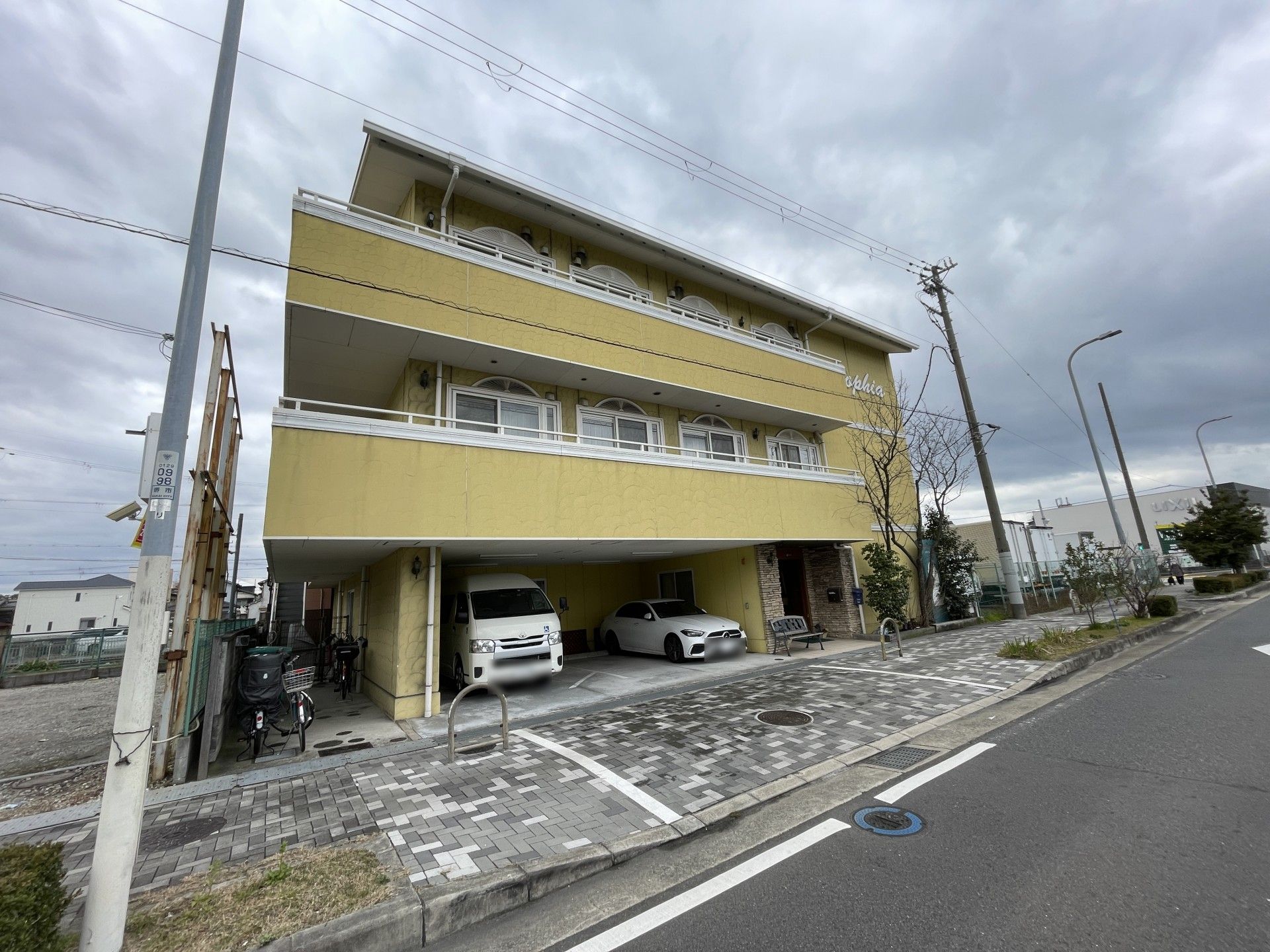 黄色い外観の建物