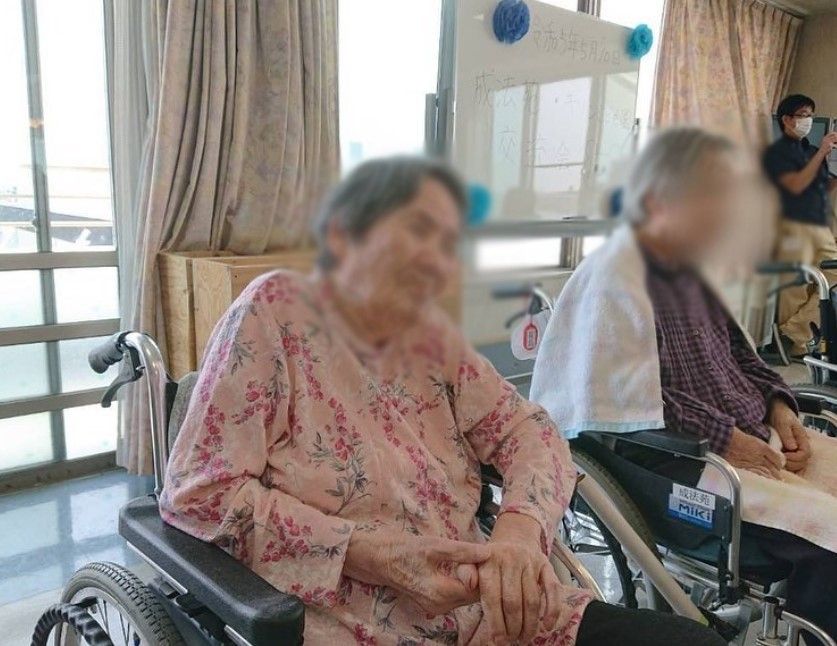 車椅子の方々が集う部屋