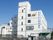 4階建ての大きな建物で、外壁には虹のイラストと同じ建物内にある診療所の名前が書かれている。