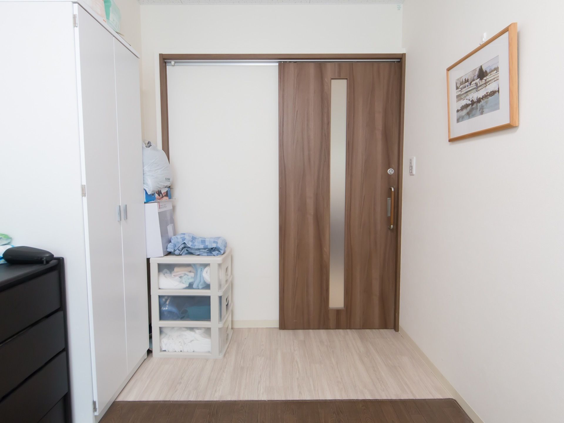両開きのクローゼットががある居室である。入口はスライド式で、鍵が掛けられるようになっている。
