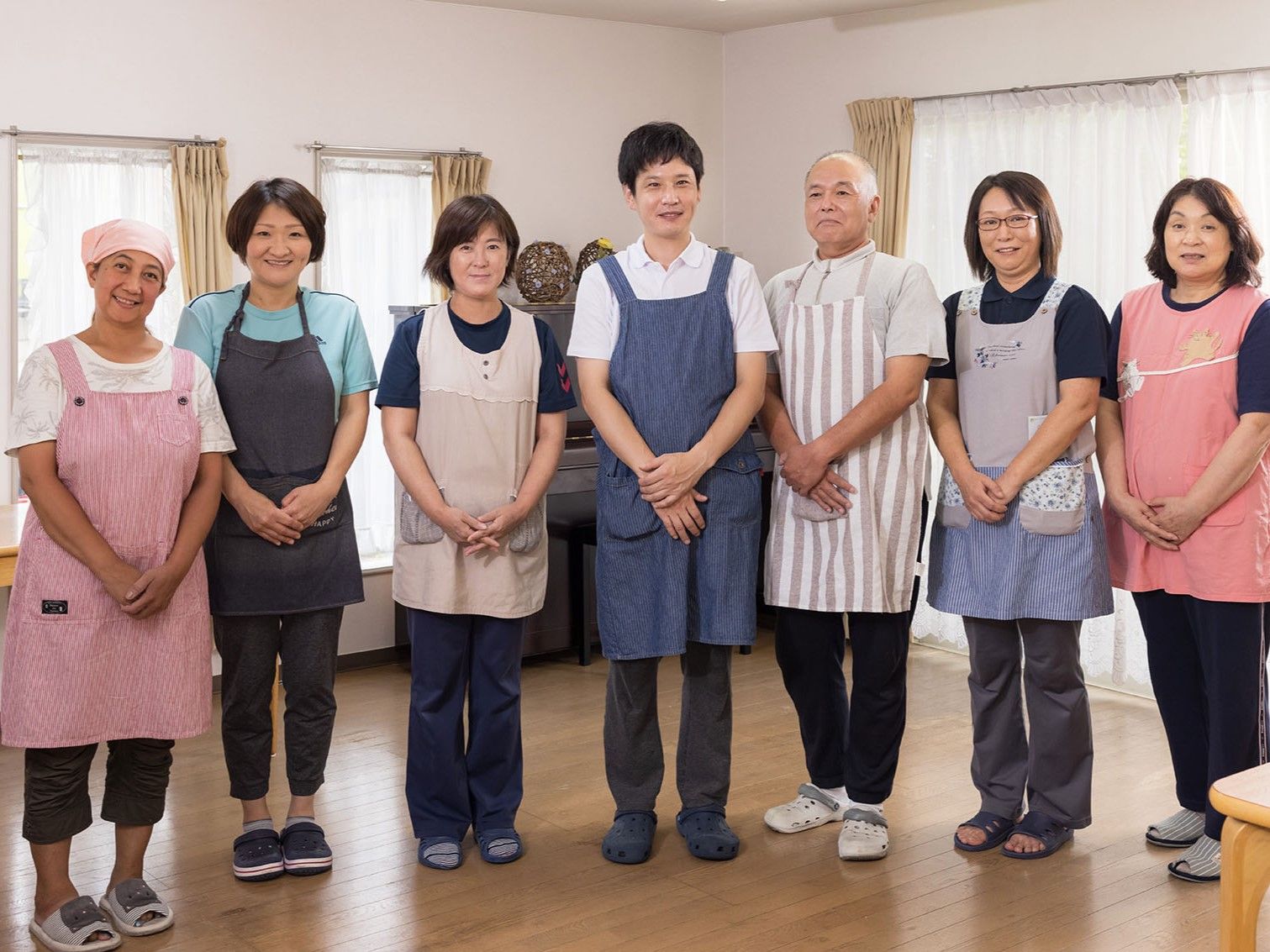 優しい表情のスタッフが日々のサポートを行っている。男性もいるので、体の大きな入居者様も安心してサポートを受けることができる。