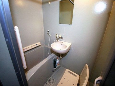 浴室はユニットバスになっている。洗い場には椅子を設置しており、座りながら安全に体を洗うことができる。