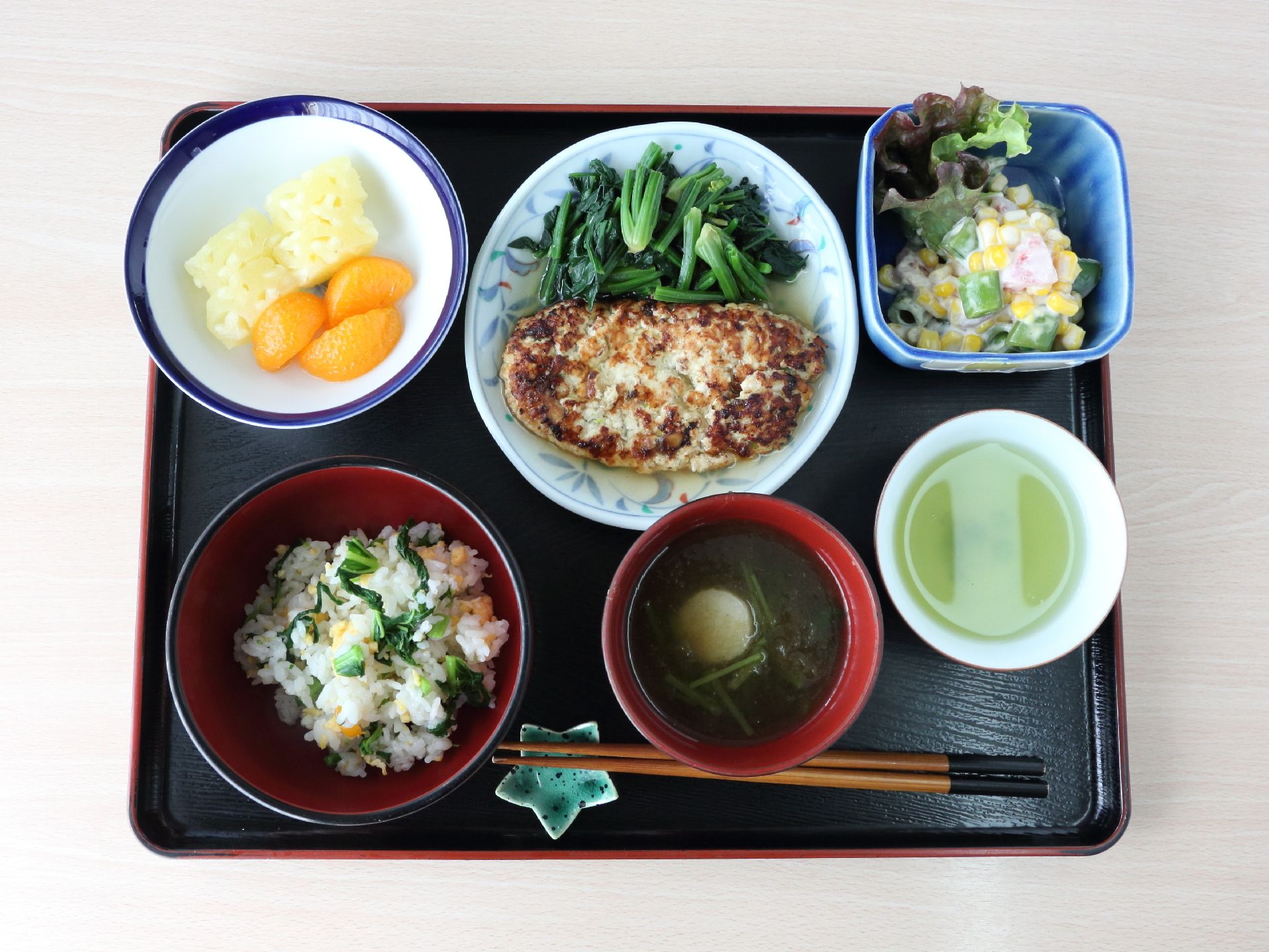食事のメニューは、主食の他にも小皿に入ったおかずが何品かあり、旬の野菜を使っていて栄養バランスもよい。