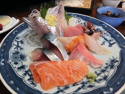 新鮮な海産物を使ったお造りなど特別なメニューも提供している。食堂で大勢の入居者様と会話を楽しみながら食事をすることができる。
