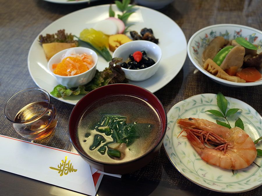 お正月に提供している特別なお食事である。海老などお正月ならではのメニューを楽しむことができ、お酒も飲むことができる。
