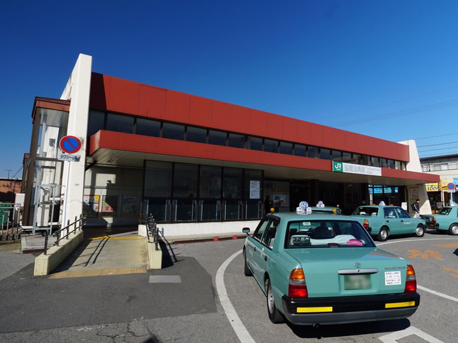 最寄り駅は徒歩圏なので、ご家族も気軽に来訪することができる。タクシーも利用することができるので便利である。