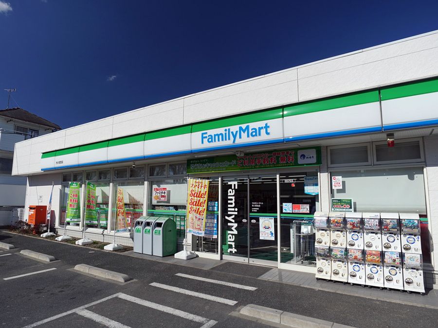 施設の近くにはコンビニエンスストアがある。気軽に買い物に行くことができ、24時間営業なので便利である。