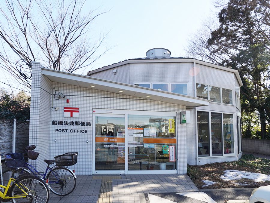 施設近くには白い外壁の郵便局がある。貯金から支払い、郵便物の配送など、日々の生活に密着しており、徒歩で行くことができるので便利である。