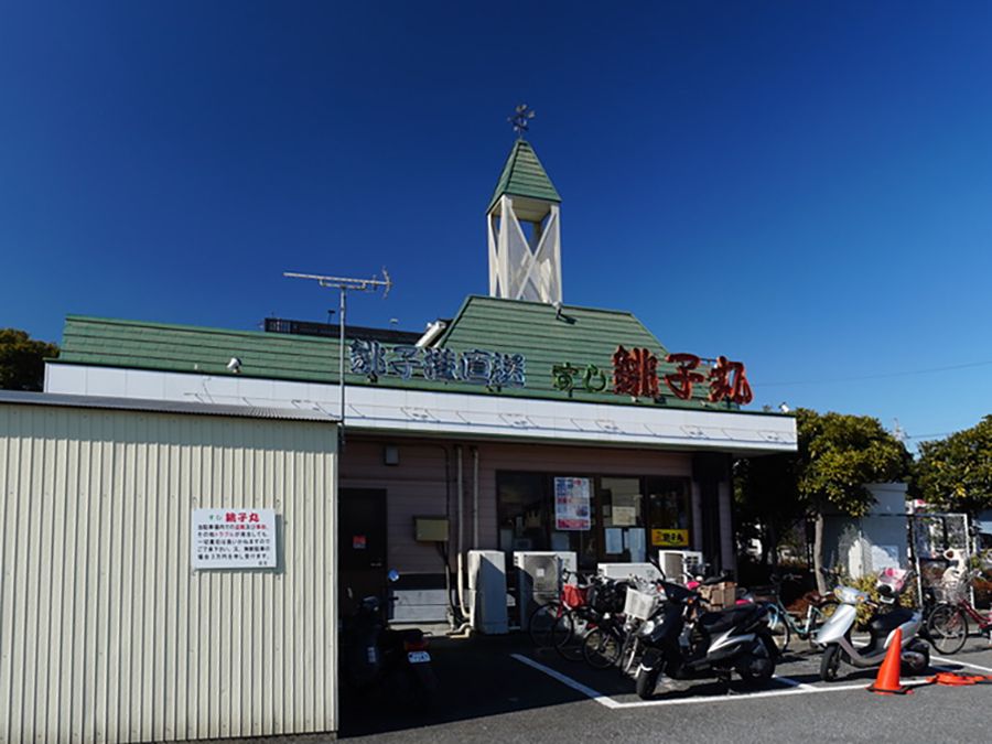 近くには回転寿司店がある。子供から大人まで楽しむことができ、ご家族での食事の際に利用することができる。