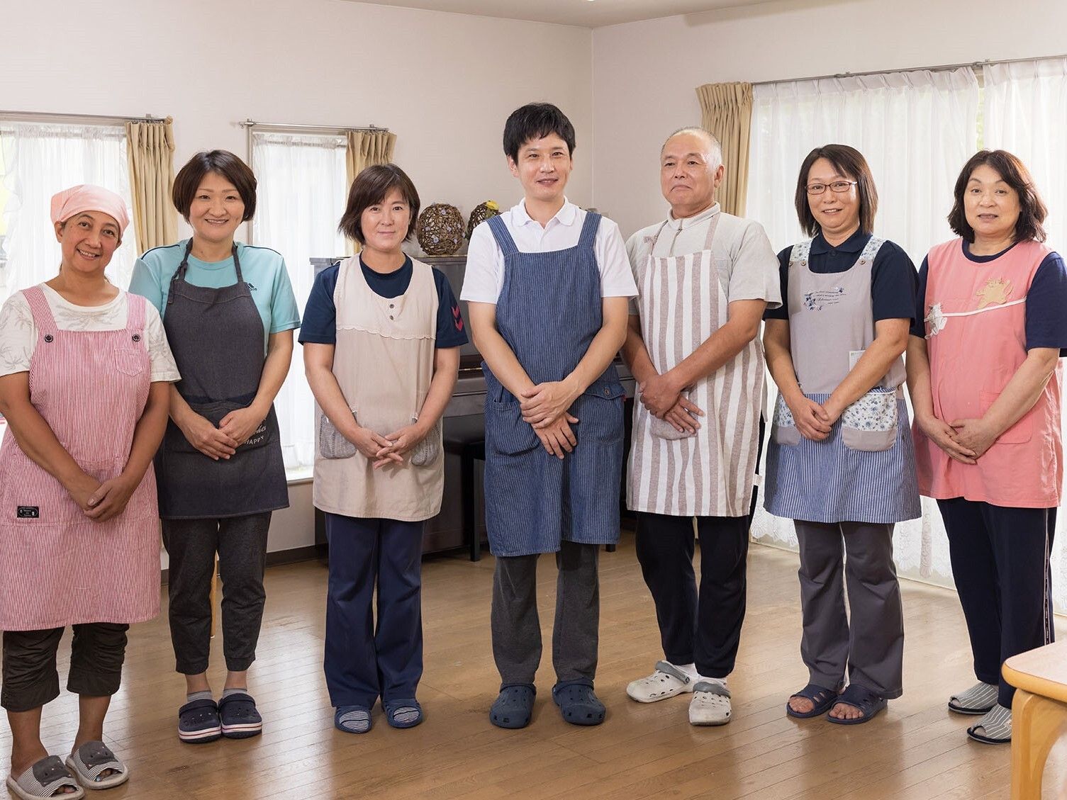 ４人の女性と２人の男性で、ご入居者様をサポートしてくださるスタッフの人々
