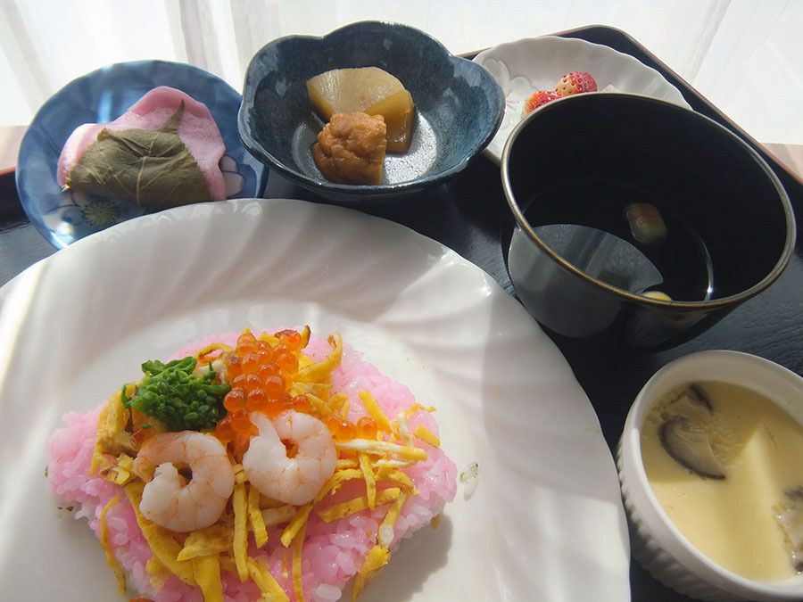 ちらし寿司と吸い物と茶碗蒸し、野菜の煮物とデザートの桜餅