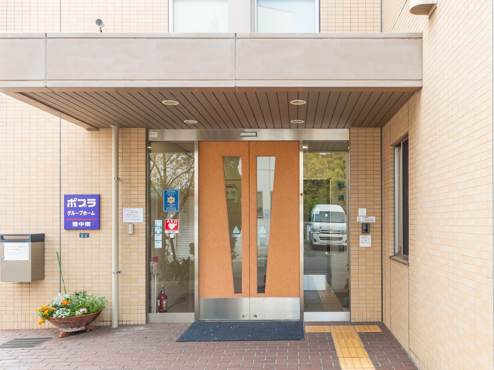 段差がないので、足の不自由な人でも入ることのできる介護施設