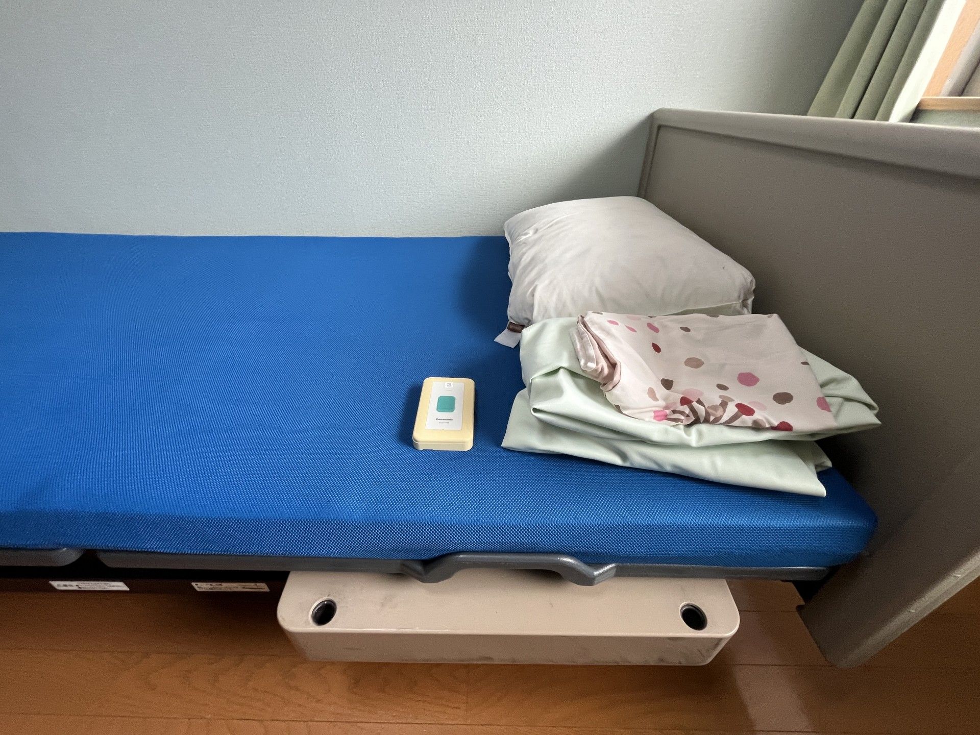 青いベッドの寝室