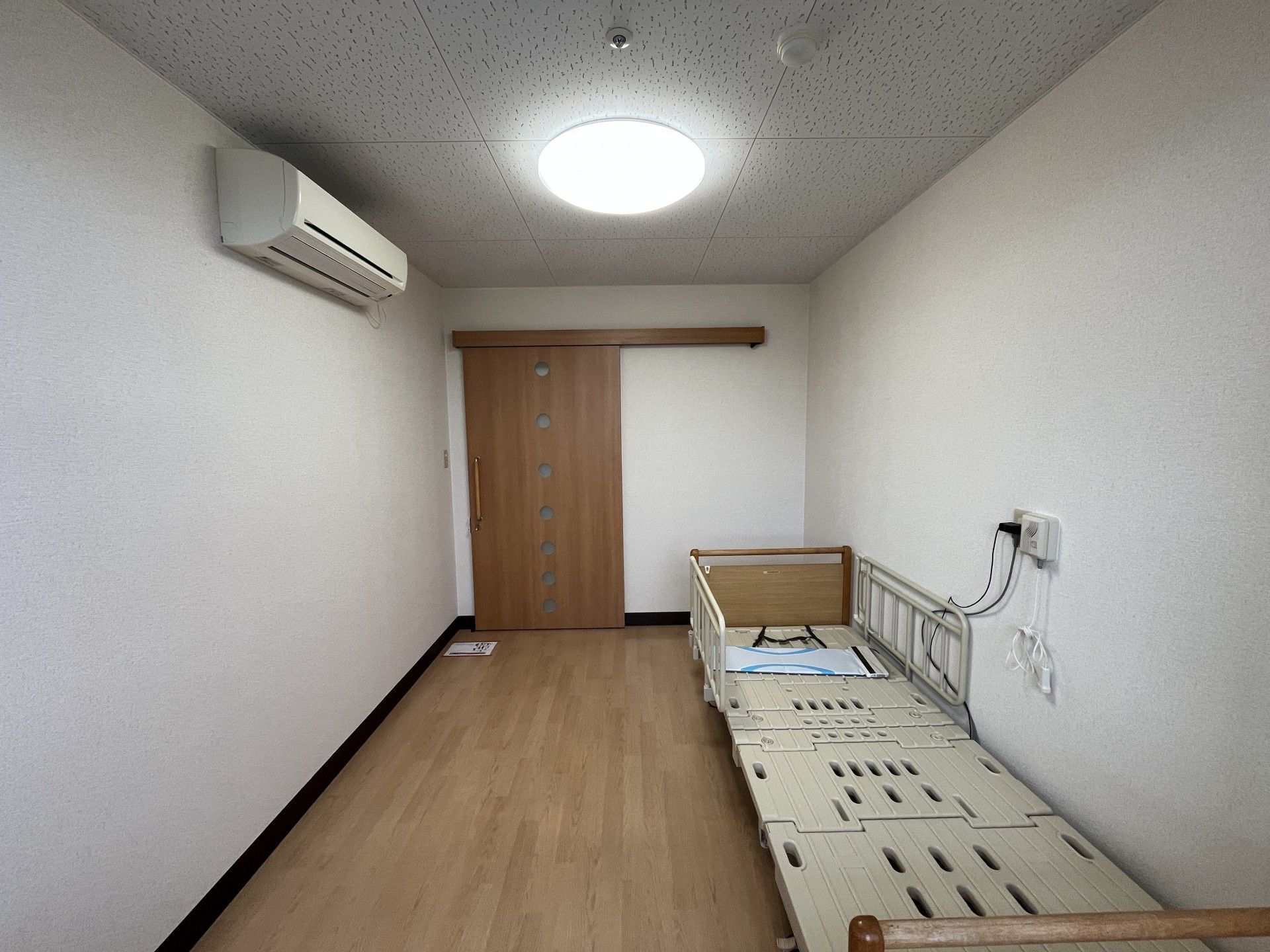 笑顔の高齢女性と女性ケアマネジャー