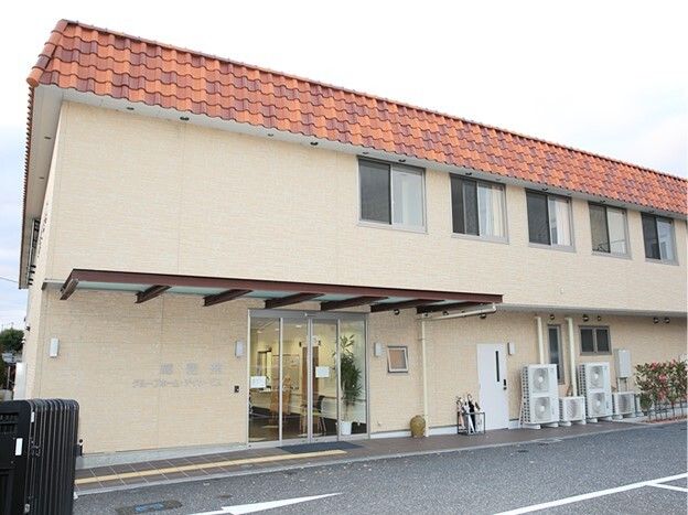 屋根のデザインが印象的な高齢者向けの住宅。グループホーム輝豊苑