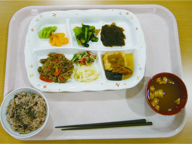 さまざまなおかずとご飯、みそ汁が整ったメニュー例