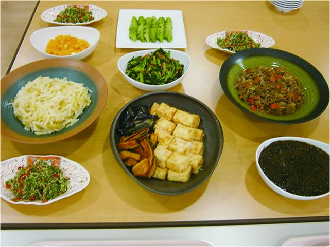 料理を盛り付けた様々なお皿が並べられているテーブル