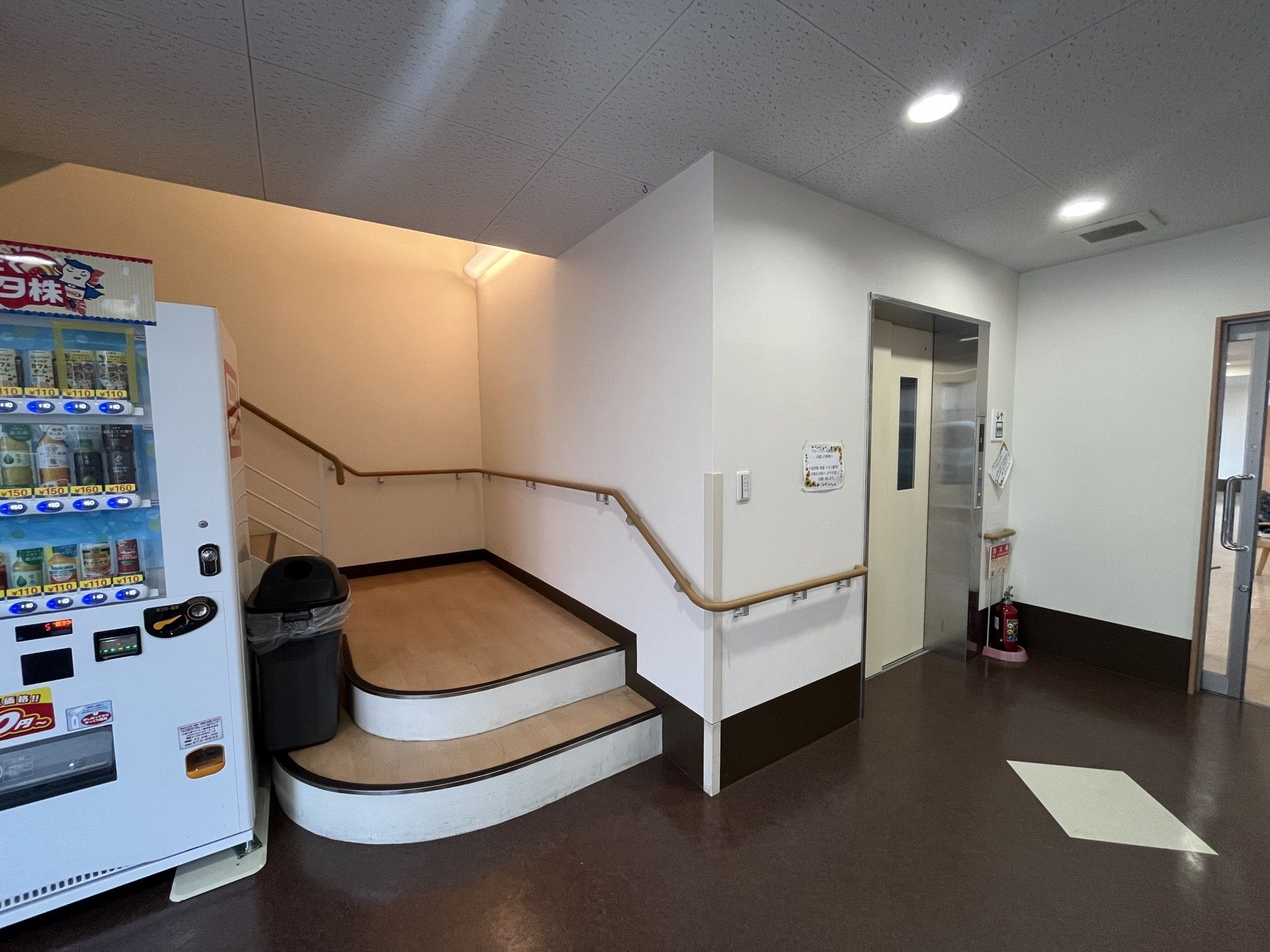 階段とエレベーターのある廊下