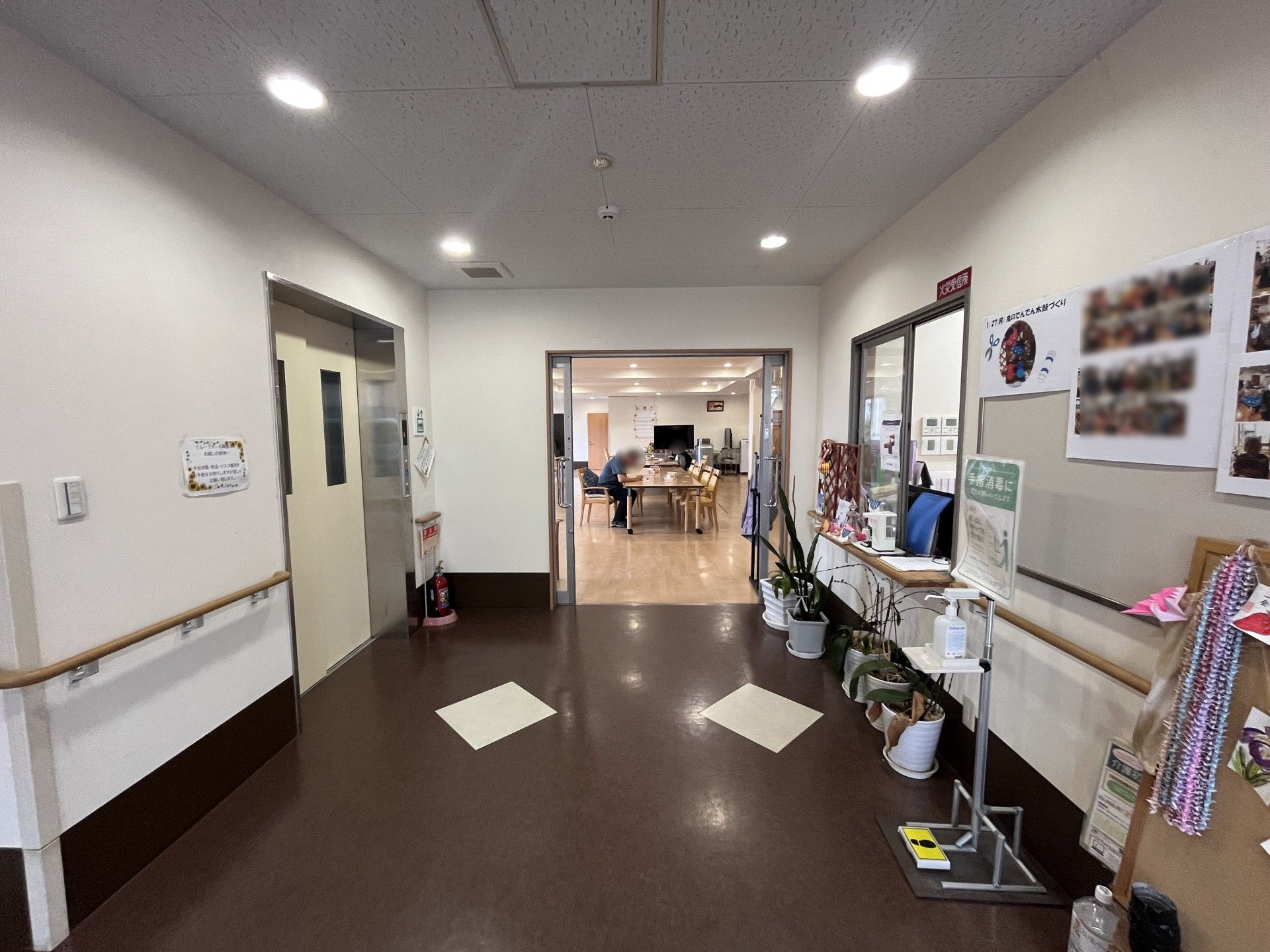 明るい廊下と共有スペース