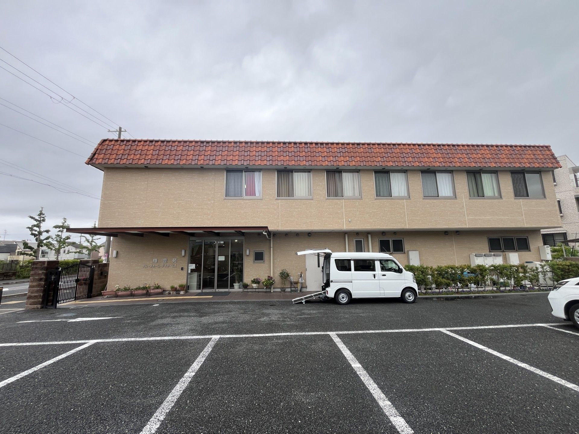 車椅子に座っている高齢女性と介助をする女性ヘルパー