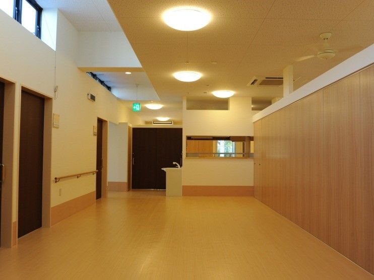 広々とした廊下。てスロが付き、余計なものも置かれておらず、安全に移動できる。