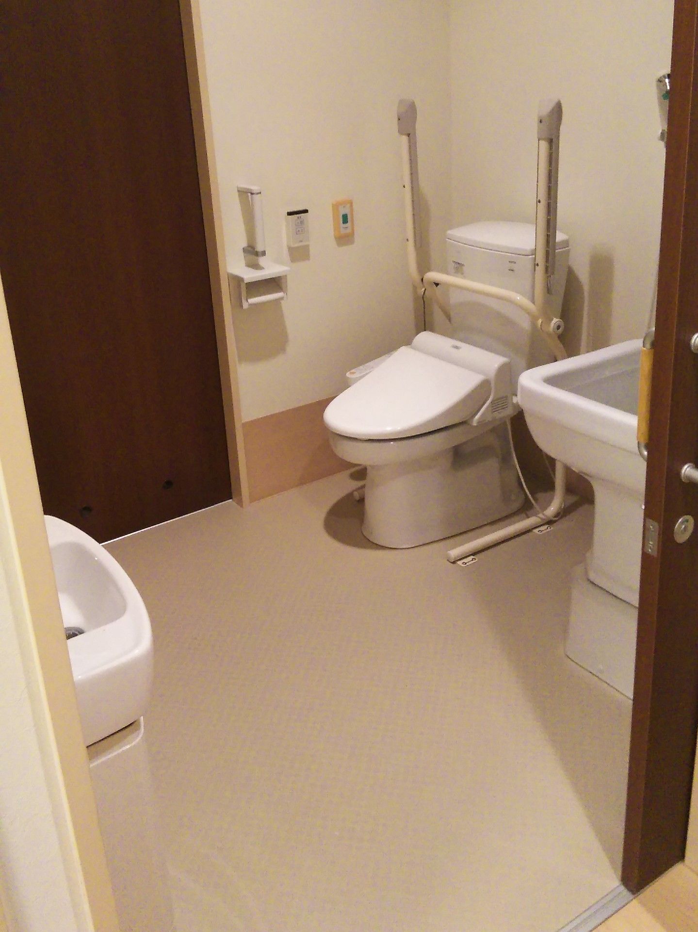 トイレは介助スペースをしっかり確保。洗い場も付き、手すりもかの同四季なものが付いている。
