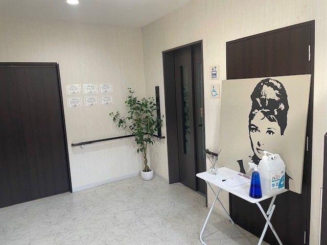 エントランスのアートと手指消毒設備