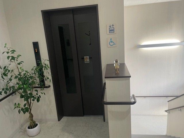バリアフリーエレベーター前