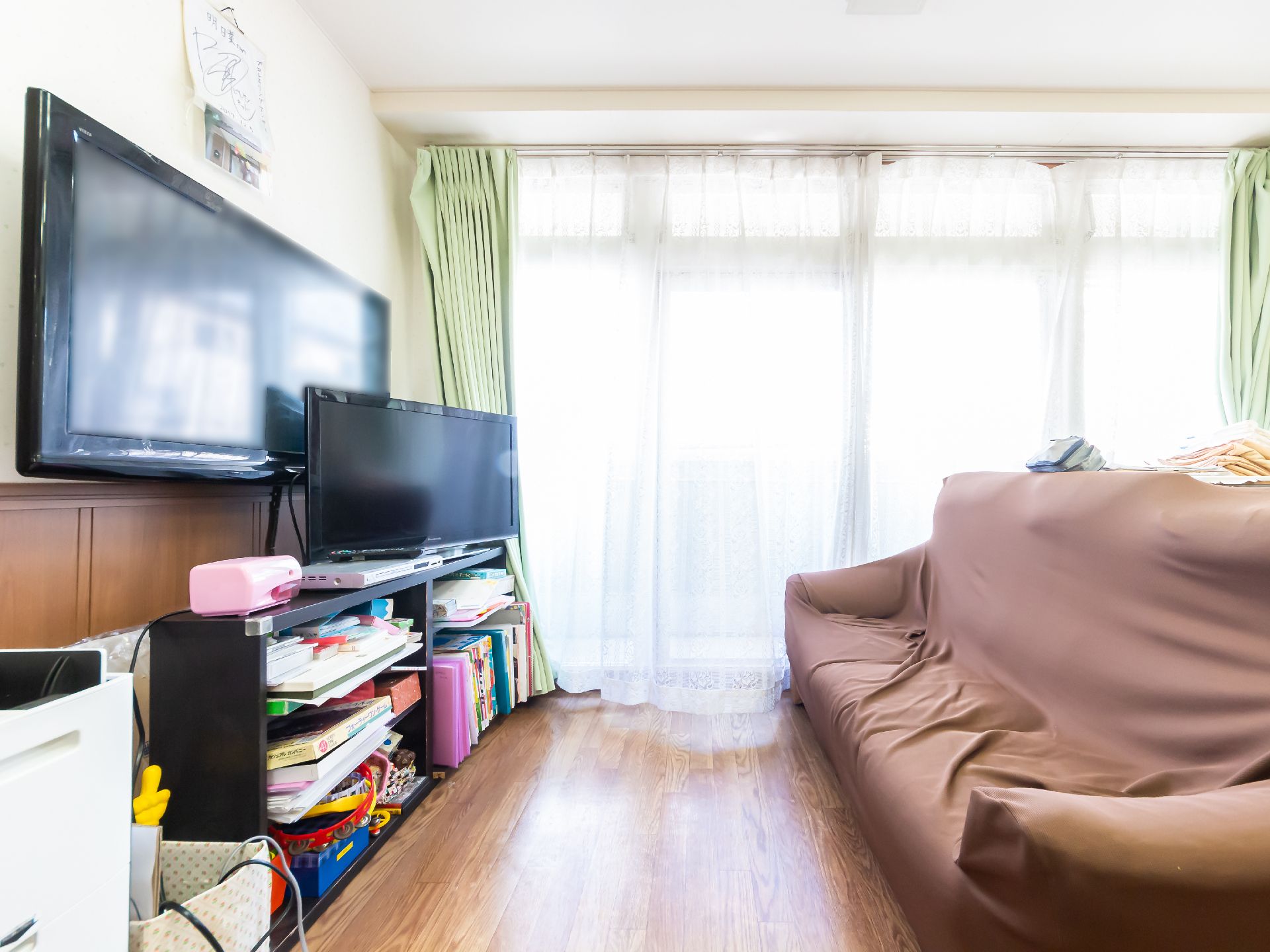 ソファーとテレビが設置されている居室