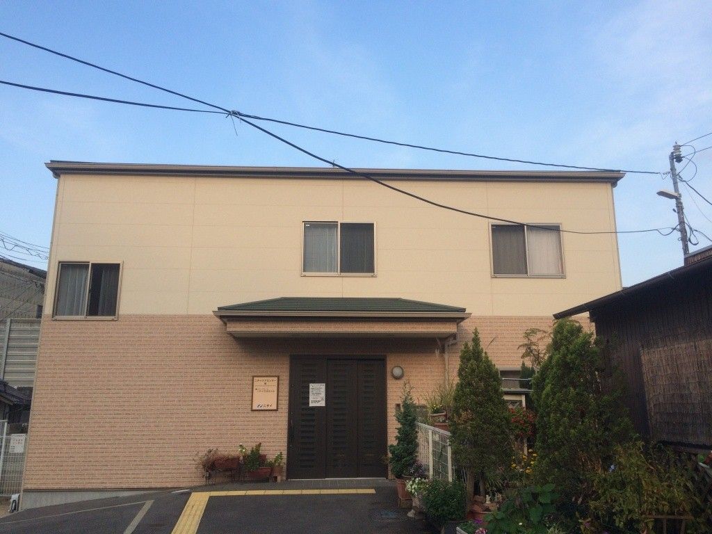 落ち着いた外観の建物