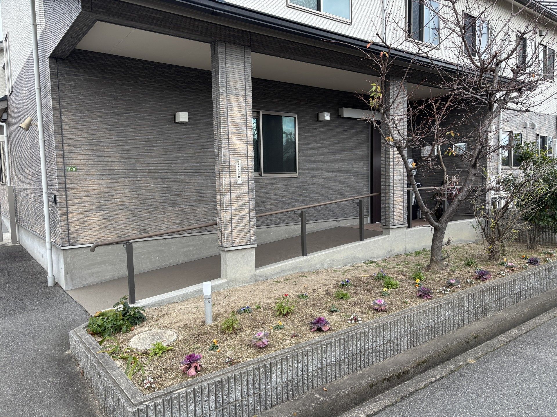 玄関前の花壇と手すり