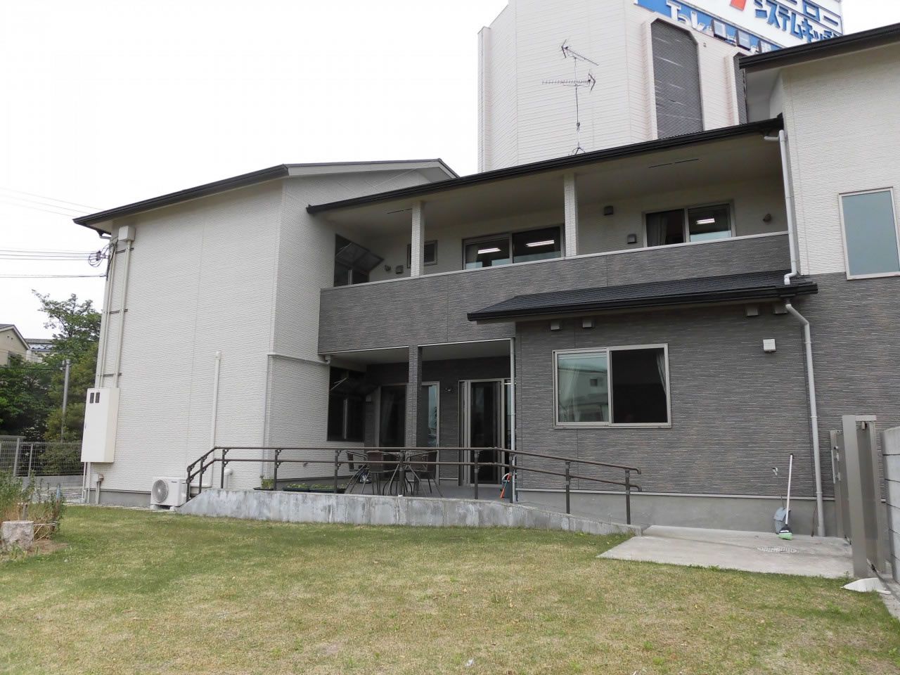緑に囲まれた建物の外観