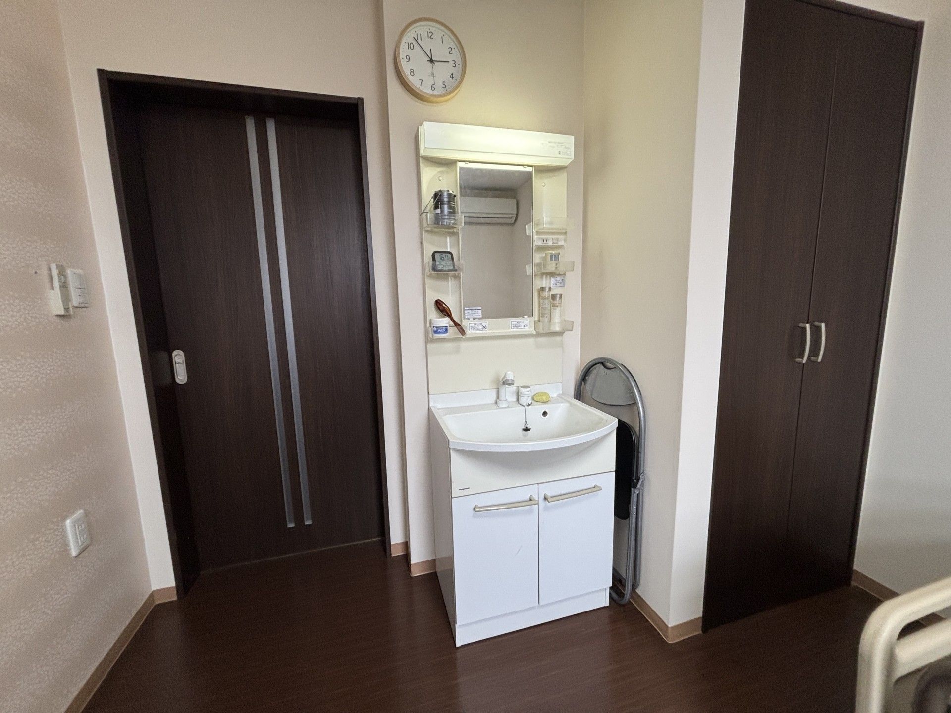 洗面台と収納のある部屋