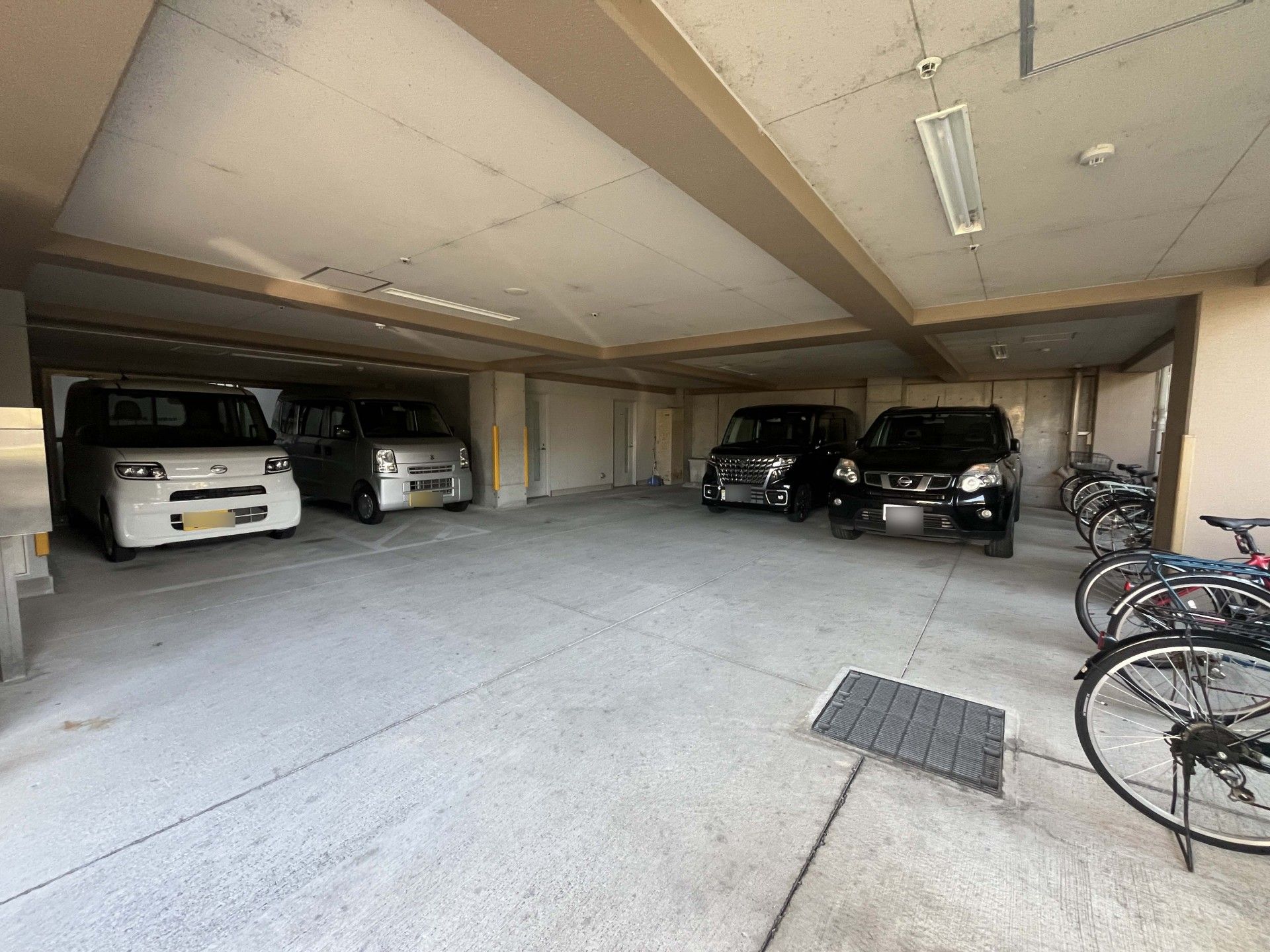 駐車場と自転車置き場