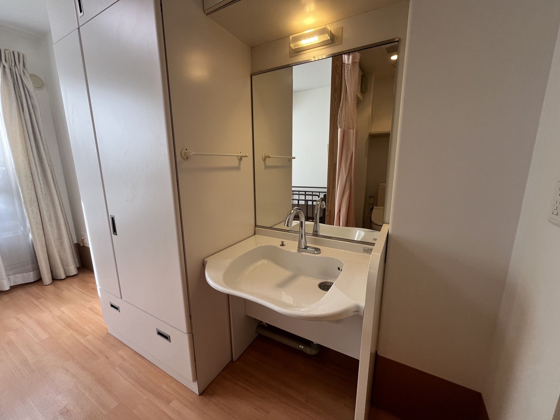 洗面台と収納のある部屋