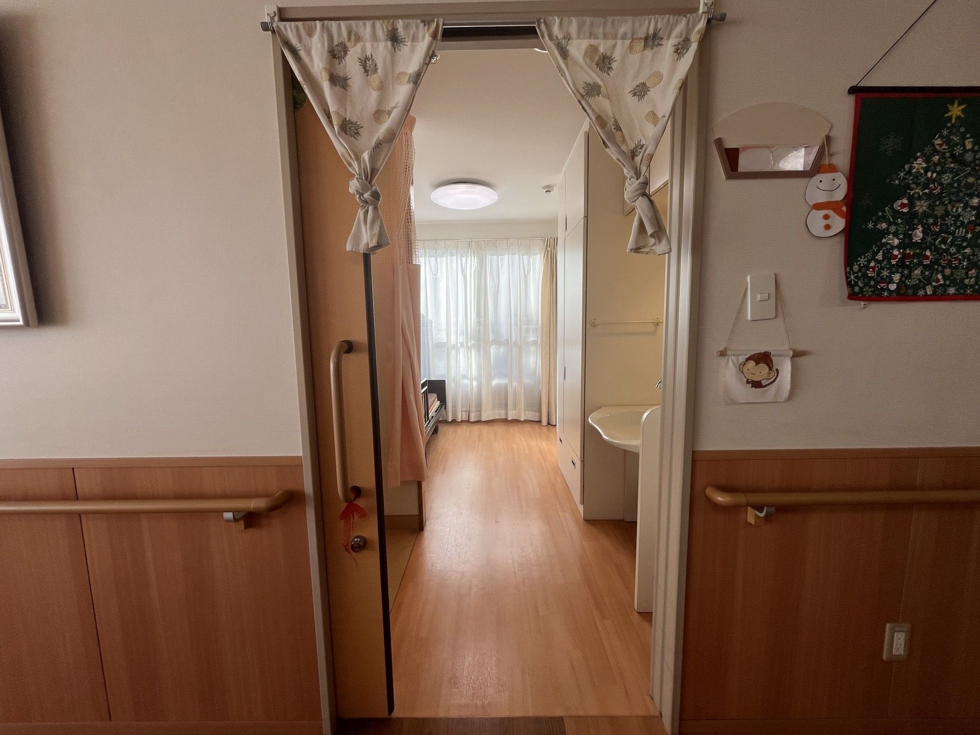 明るい個室の入口