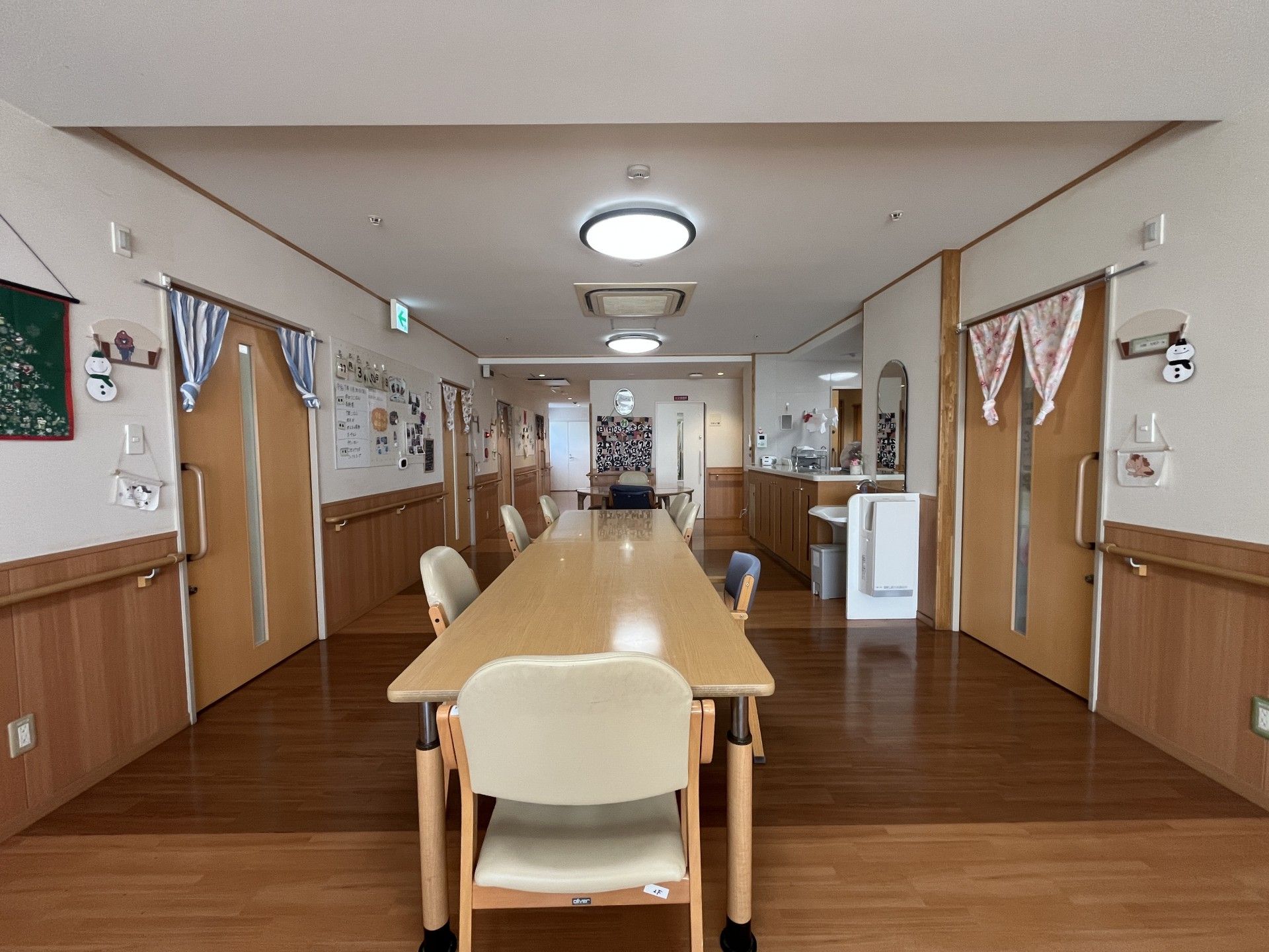 長いテーブルのある部屋