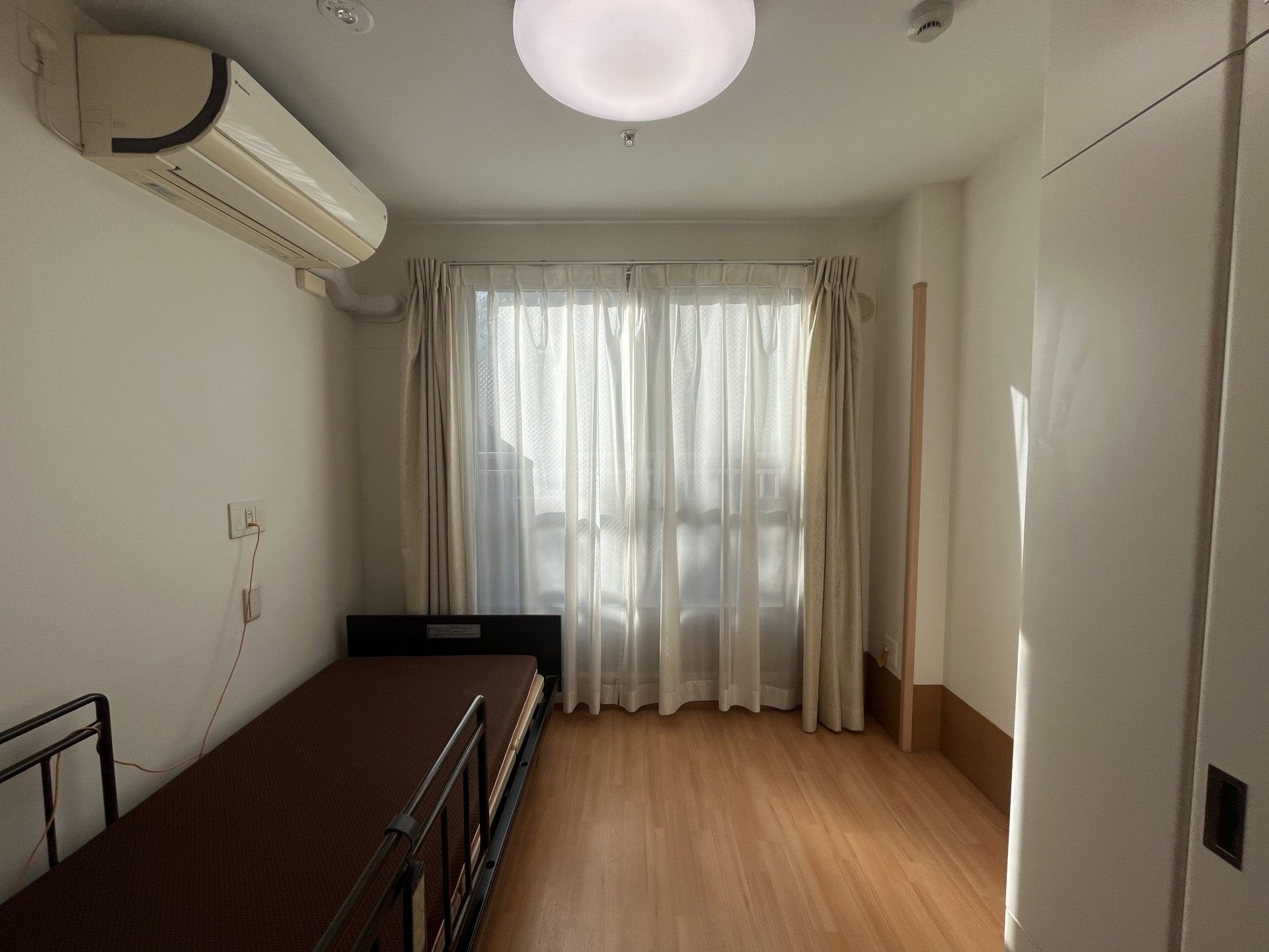 日差しが差し込む居室