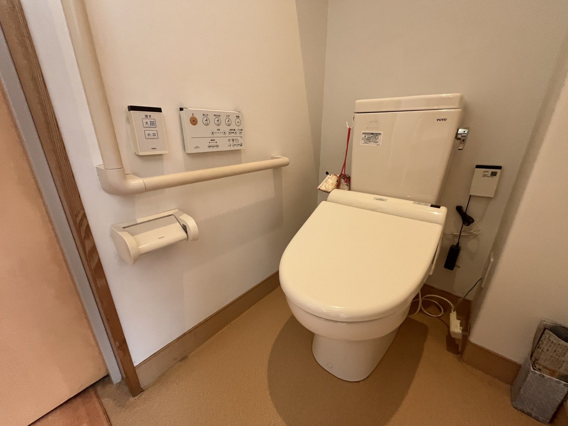 手すり付きのトイレ