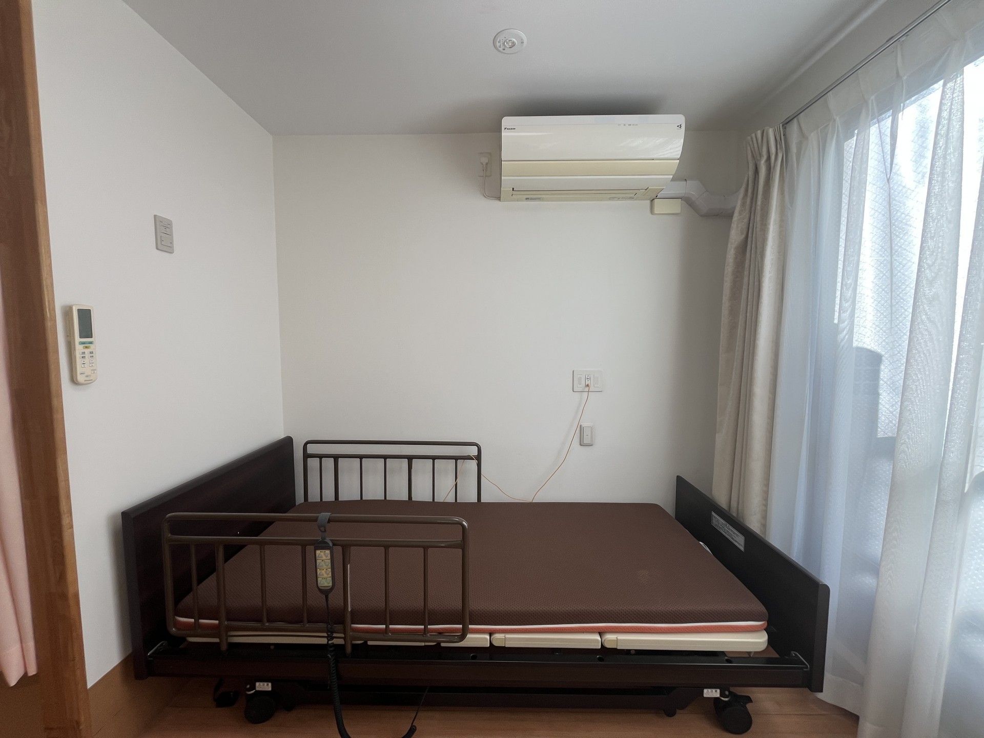 ベッドとエアコンのある部屋