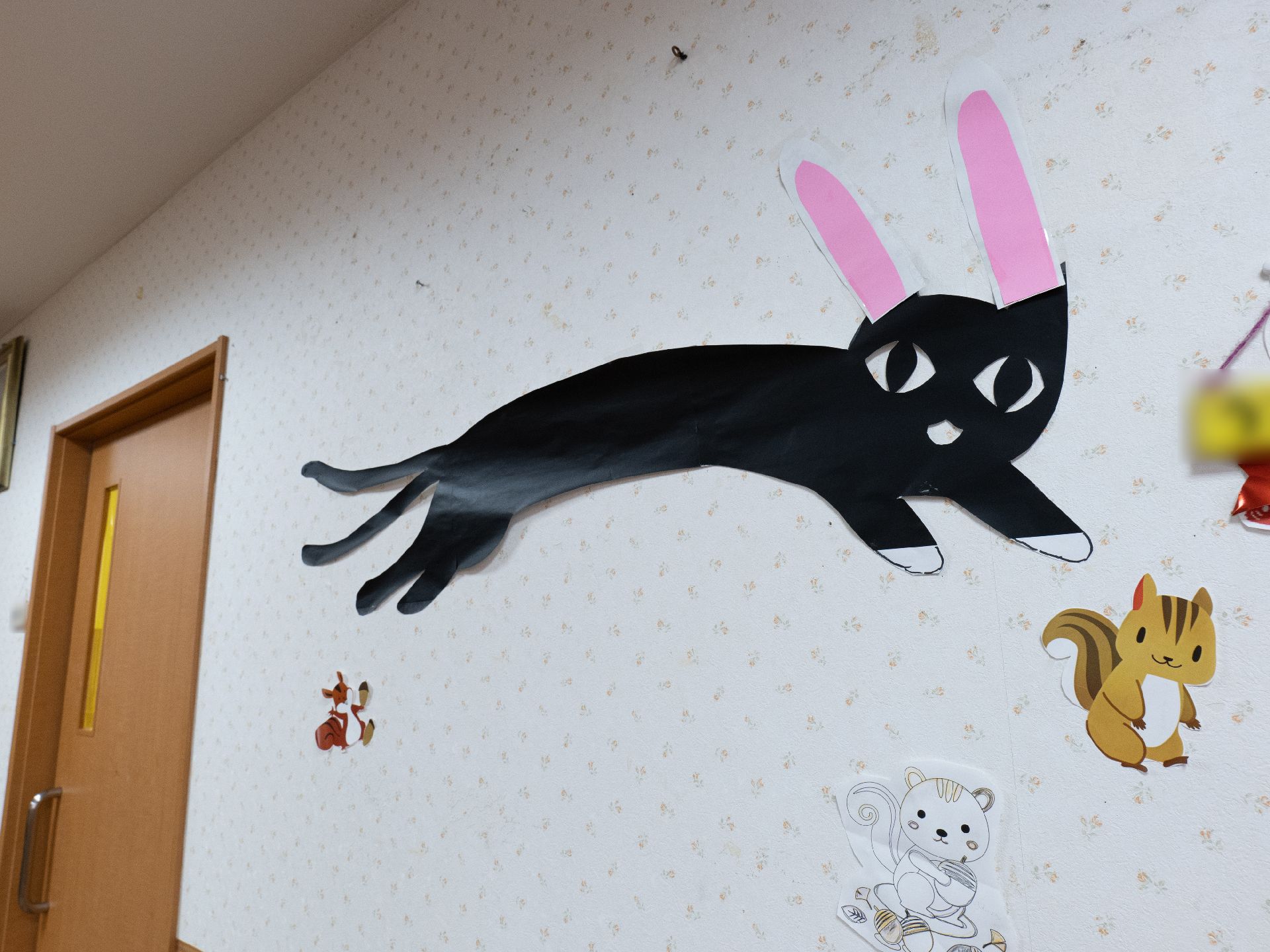 うさぎの飾り付けがされた壁