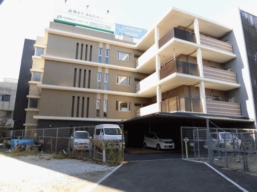 ４階建ての建物外観写真。マンションと同じような雰囲気の住宅型ホームの様子