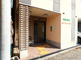 街角の日常風景と店舗の外観