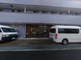 介護施設の外観と駐車場