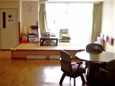 フローリングのリビングダイニングには畳の小上がりがあり、ダイニングテーブルも置かれている。