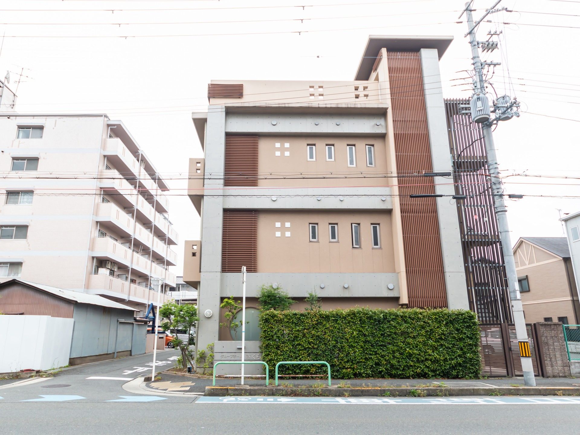 落ち着いた色合いの建物