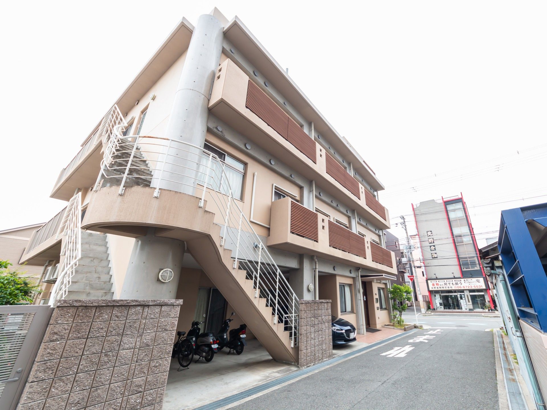 ゆったりとした外観の建物