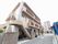 ゆったりとした外観の建物