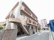 ゆったりとした外観の建物