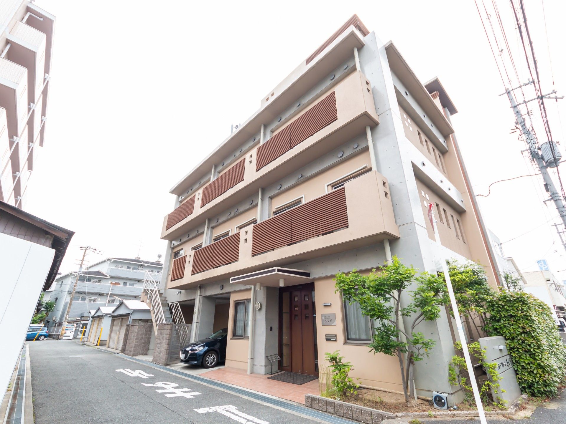 落ち着いた色合いの建物正面